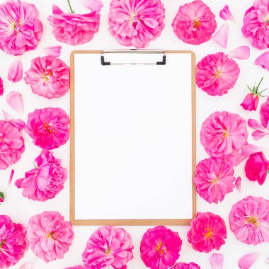 pembe çiçekler ve not defteri 