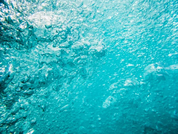 Burbujas bajo el agua en el mar — Foto de Stock
