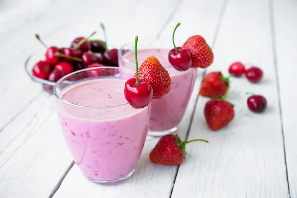 Frische Smoothies mit Beeren — Stockfoto