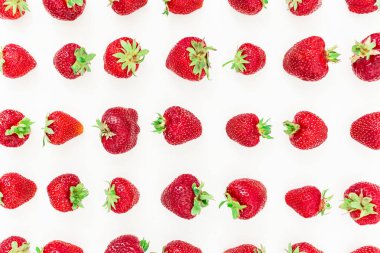 Beyaz arka planda çilekler.