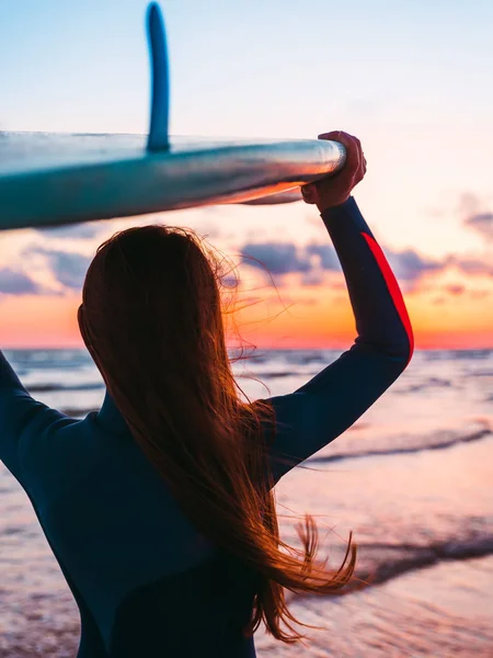 Woman  with surf board — Stock Photo, Image