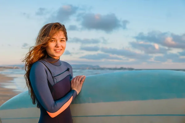 Femme avec planche de surf — Photo