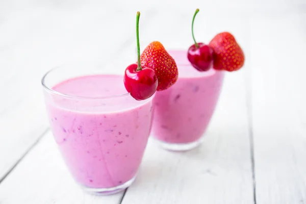 Frische Smoothies mit Beeren — Stockfoto