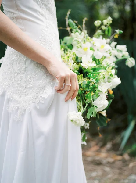 Woman holding   bouquet. — Stock Photo, Image