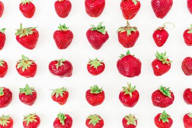 Beyaz arka planda çilekler.