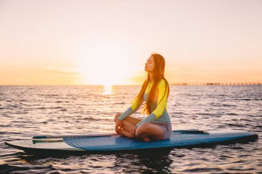 Kürek tahta üzerinde oturan kız 