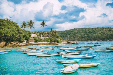 Tropikal kumlu plaj tekne ile doğal görünümünü