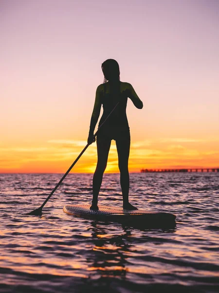 Dívka stand up paddle boarding — Stock fotografie