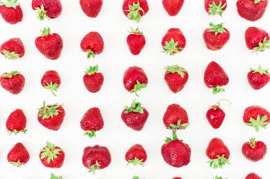 Beyaz arka planda çilekler.