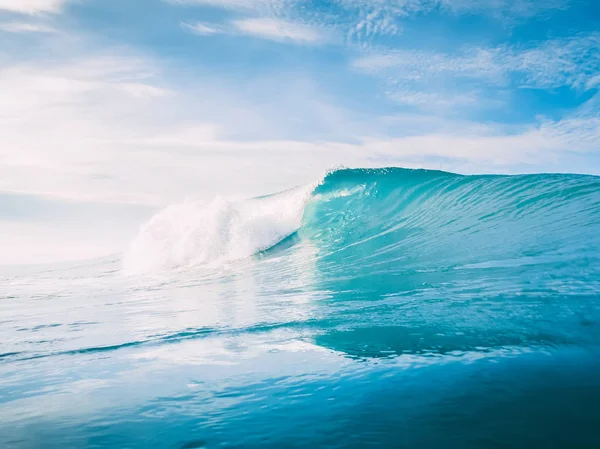 Stříkající Velká mořská vlna — Stock fotografie