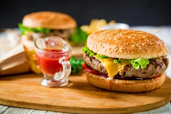 Clásicas hamburguesas grandes — Foto de Stock