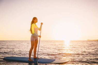 Kürek yatılı kız ayağa 