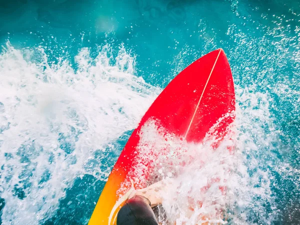 Surfer auf rotem Surfbrett unterwegs — Stockfoto