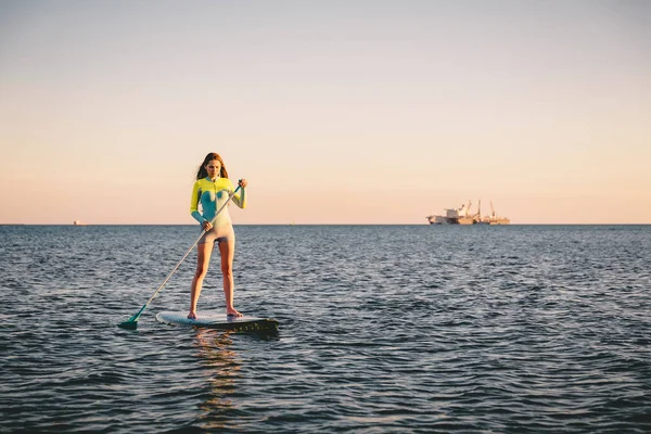 Flicka stå upp paddla ombordstigning — Stockfoto