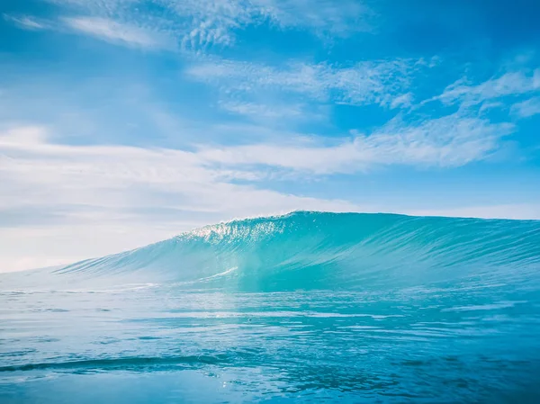 Бризкаюча велика морська хвиля — стокове фото