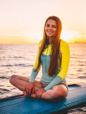 Kürek tahta üzerinde oturan kız 