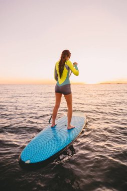 Kürek yatılı kız ayağa 