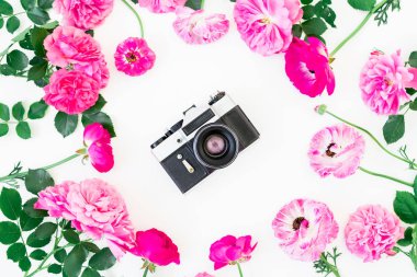 çiçekler ve retro kamera