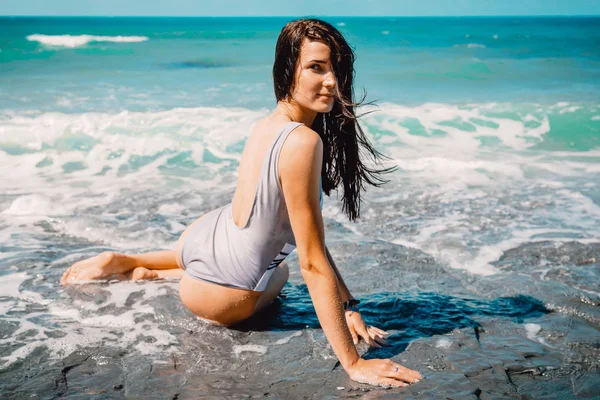 Jeune fille détendue sur une plage — Photo