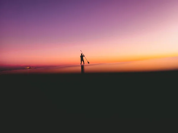 Dívka stand up paddle boarding — Stock fotografie