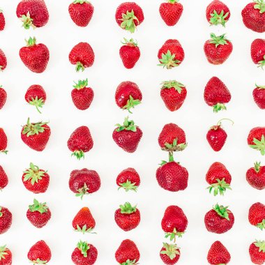 Beyaz arka planda çilekler.