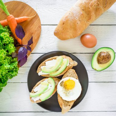 Avokado ve yumurta ile lezzetli sandviçler