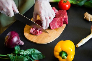 Kesme çiğ et pişirmek 