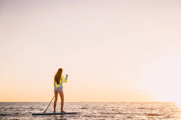 Dziewczyna stand up paddle boarding — Zdjęcie stockowe