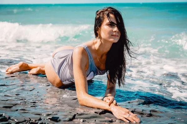 Ung flicka avslappnad på en strand — Stockfoto