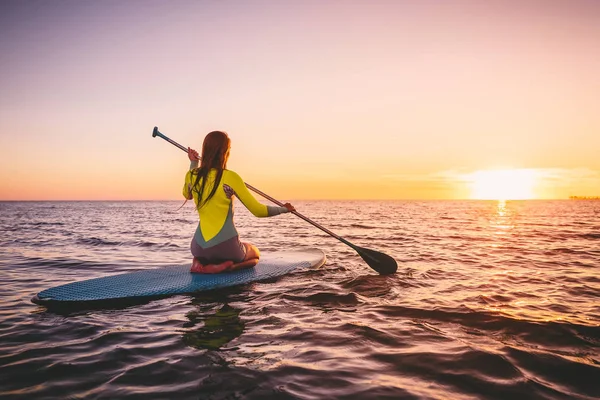 Girl  paddle boarding — Stock Photo, Image