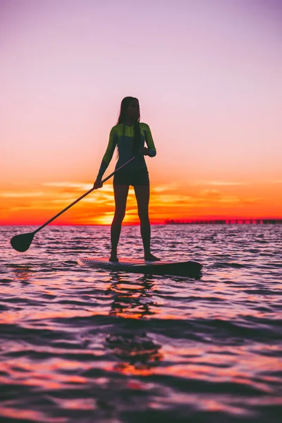 Girl stand up paddle boarding — Stock Photo, Image