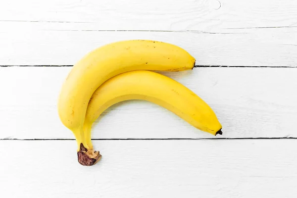 Zwei Frische Bananen Auf Weißem Holzhintergrund — Stockfoto