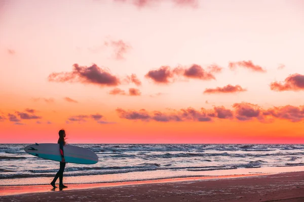 Frau mit Surfbrett — Stockfoto