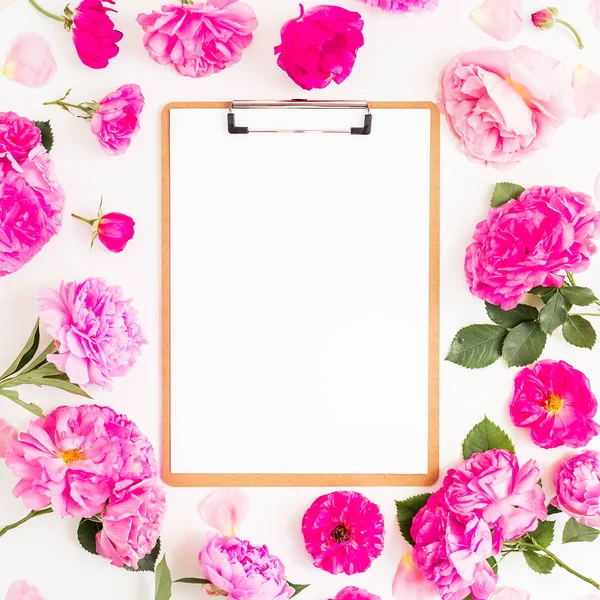 Rózsaszín virágok és Jegyzettömb — Stock Fotó