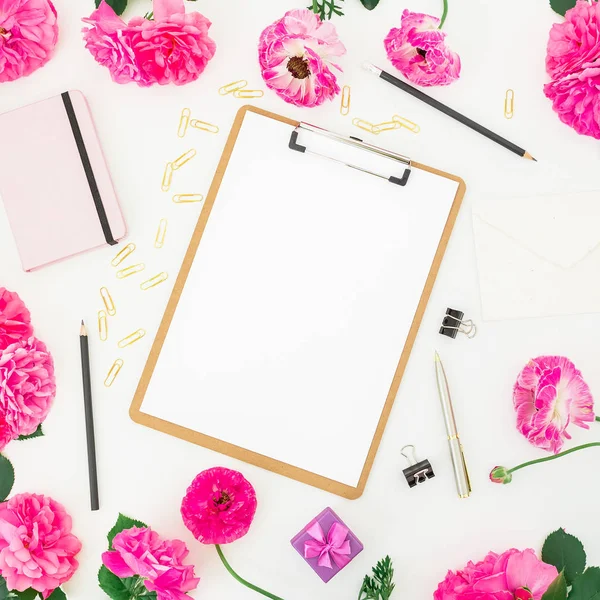 Összetétele a vágólapra, jegyzetfüzet, rózsaszín virágok — Stock Fotó