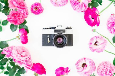 çiçekler ve retro kamera