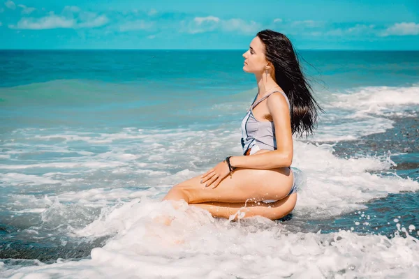 Ung flicka avslappnad på en strand — Stockfoto