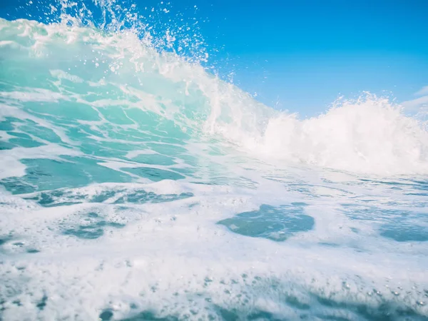 大きな海の波のしぶき — ストック写真