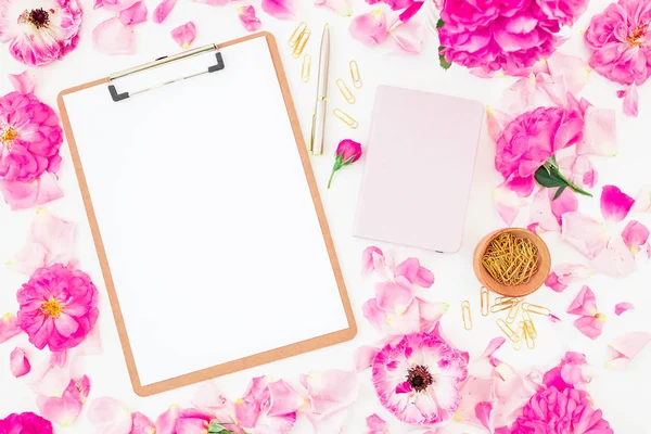 Csipeszes írótábla, jegyzetfüzet, rózsaszín virágok — Stock Fotó
