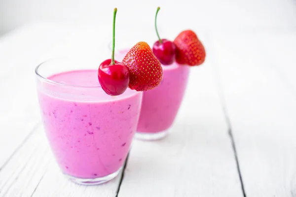 Frische Smoothies mit Beeren — Stockfoto