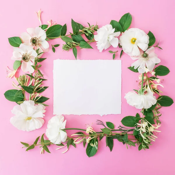 Tarjeta de papel y flores tiernas — Foto de Stock