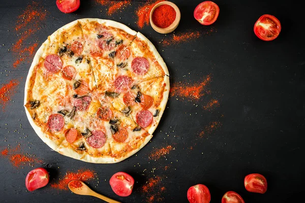 Итальянская пицца с ингредиентами и специями — стоковое фото