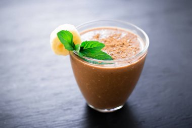 Çilek güler yüzlü ve muz smoothie