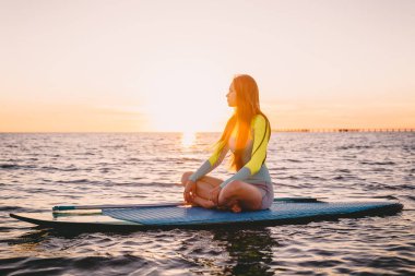 Kürek tahta üzerinde oturan kız 