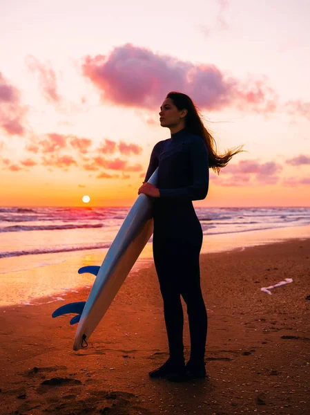 Mulher com prancha de surf — Fotografia de Stock