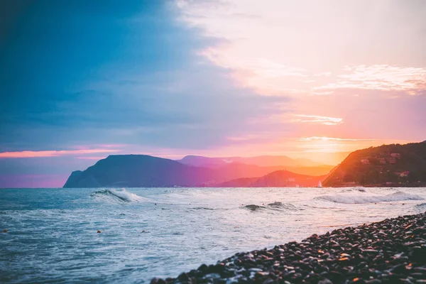 Sunrise on ocean and mountains — Stock Photo, Image