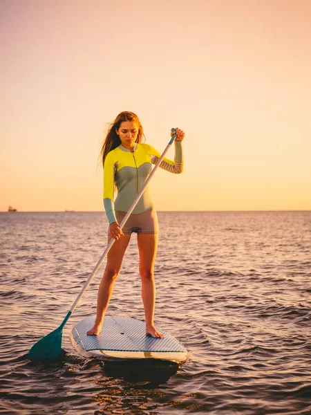 Menina levantar-se paddle embarque — Fotografia de Stock