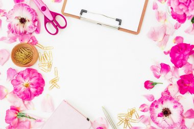  Pano, defter, pembe çiçekler ile kompozisyon