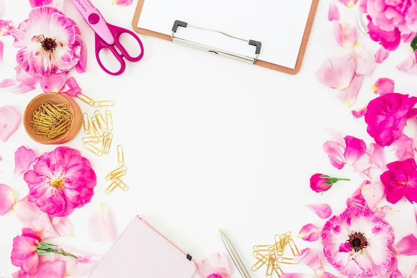 Kompozycja z schowka, notebook, różowe kwiaty — Zdjęcie stockowe
