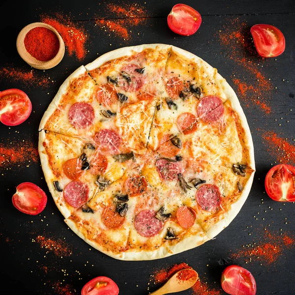 Итальянская пицца с ингредиентами и специями — стоковое фото